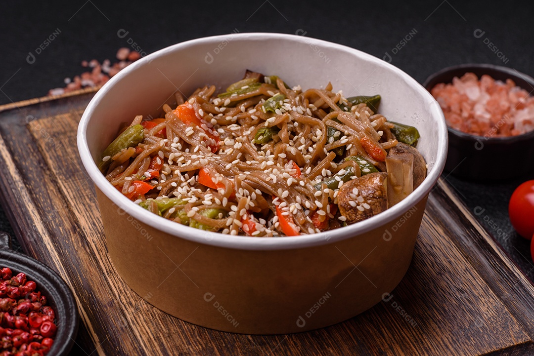 Imagem mostra um prato de noodles asiáticos, possivelmente um tipo de macarrão como Soba ou Udon, servido em uma tigela branca