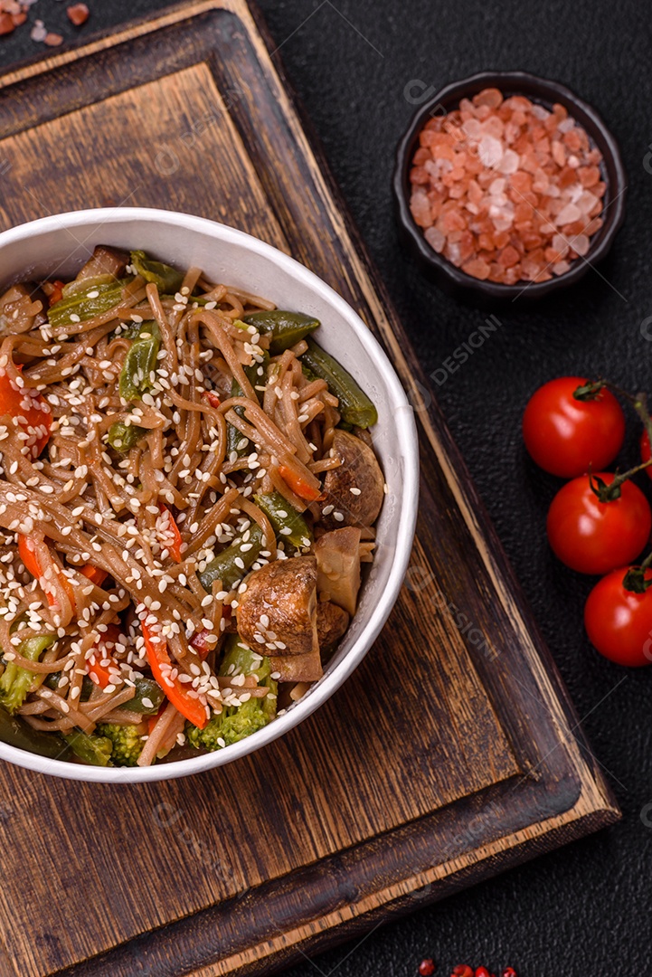 Imagem mostra um prato de noodles asiáticos, possivelmente um tipo de macarrão como Soba ou Udon, servido em uma tigela branca