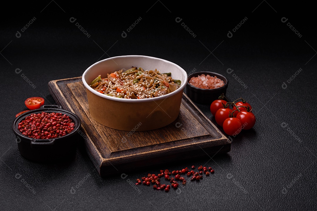 Imagem mostra um prato de noodles asiáticos, possivelmente um tipo de macarrão como Soba ou Udon, servido em uma tigela branca