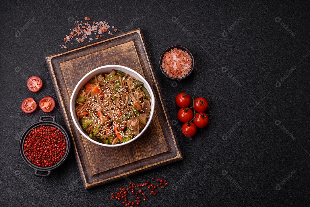 Imagem mostra um prato de noodles asiáticos, possivelmente um tipo de macarrão como Soba ou Udon, servido em uma tigela branca