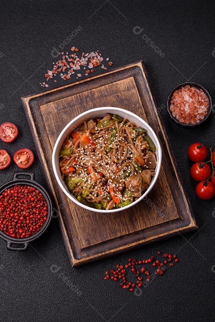 Imagem mostra um prato de noodles asiáticos, possivelmente um tipo de macarrão como Soba ou Udon, servido em uma tigela branca