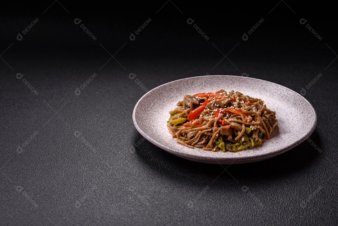 Imagem mostra um prato de noodles asiáticos, possivelmente um tipo de macarrão como Soba ou Udon, servido em uma tigela branca
