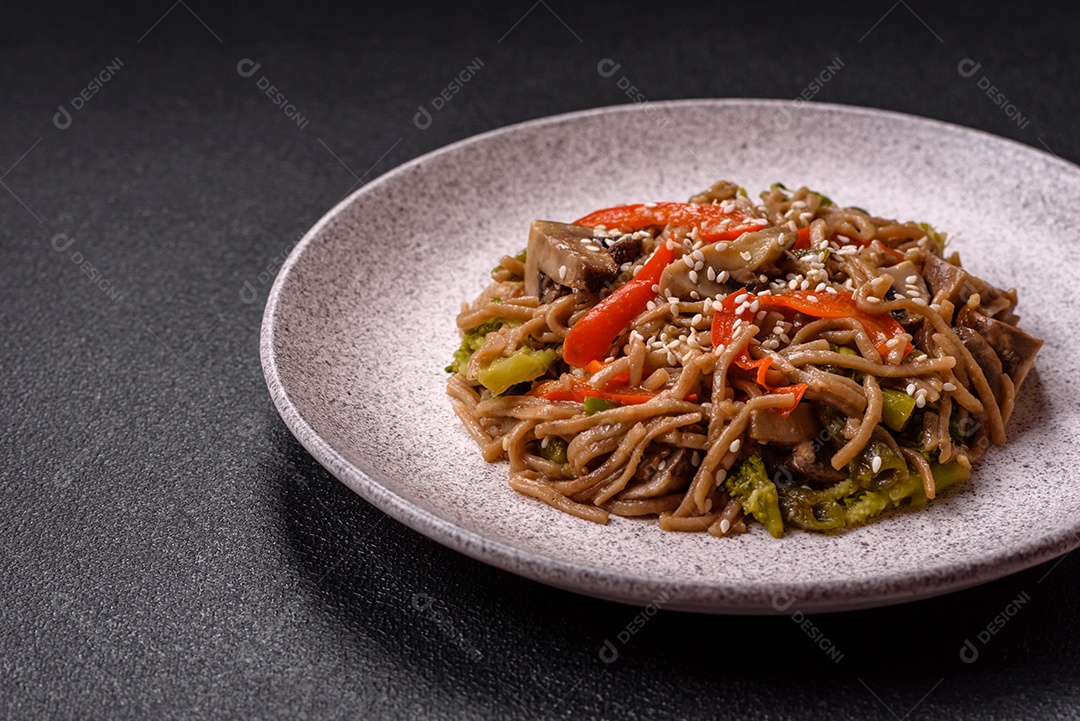 Imagem mostra um prato de noodles asiáticos, possivelmente um tipo de macarrão como Soba ou Udon, servido em uma tigela branca
