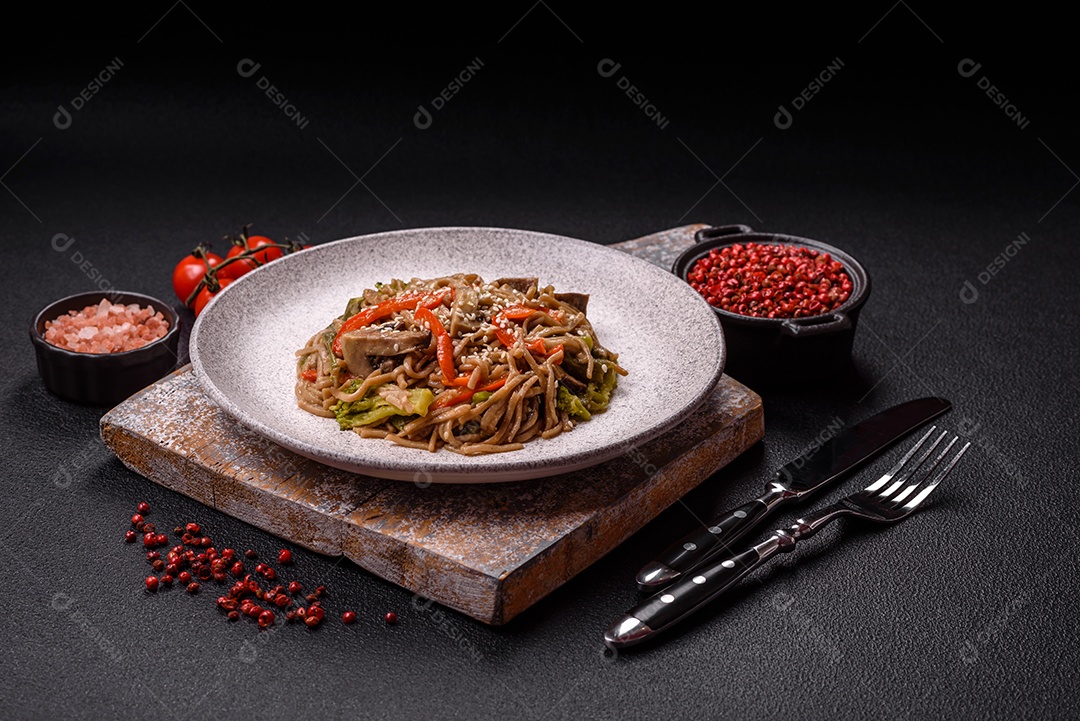 Imagem mostra um prato de noodles asiáticos, possivelmente um tipo de macarrão como Soba ou Udon, servido em uma tigela branca