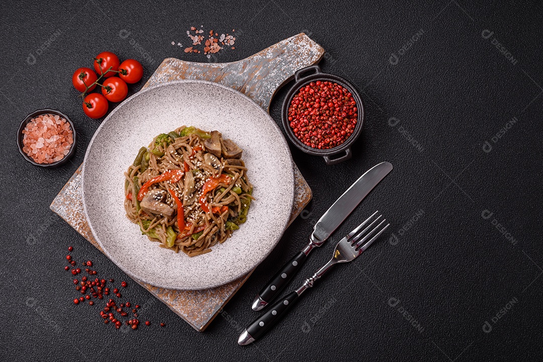 Imagem mostra um prato de noodles asiáticos, possivelmente um tipo de macarrão como Soba ou Udon, servido em uma tigela branca