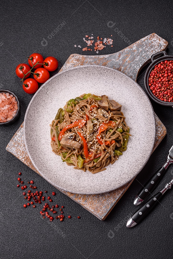 Imagem mostra um prato de noodles asiáticos, possivelmente um tipo de macarrão como Soba ou Udon, servido em uma tigela branca