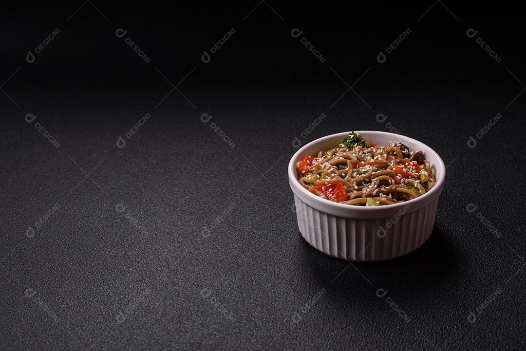 Imagem mostra um prato de noodles asiáticos, possivelmente um tipo de macarrão como Soba ou Udon, servido em uma tigela branca