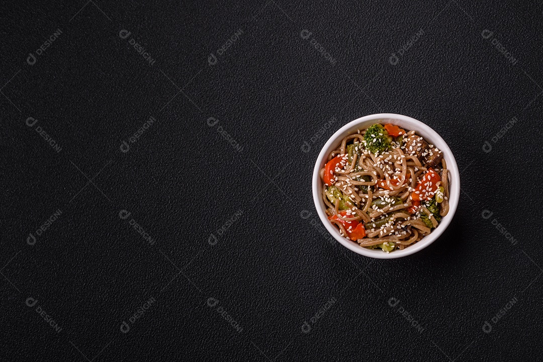 Imagem mostra um prato de noodles asiáticos, possivelmente um tipo de macarrão como Soba ou Udon, servido em uma tigela branca