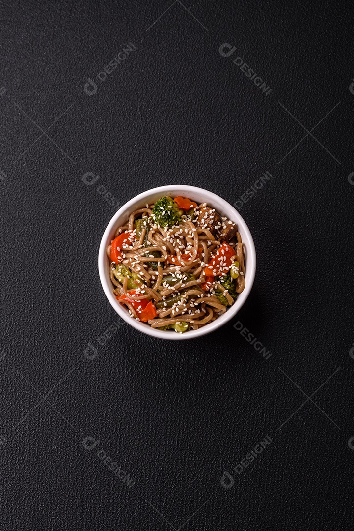 Imagem mostra um prato de noodles asiáticos, possivelmente um tipo de macarrão como Soba ou Udon, servido em uma tigela branca