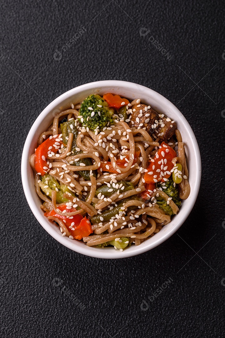 Imagem mostra um prato de noodles asiáticos, possivelmente um tipo de macarrão como Soba ou Udon, servido em uma tigela branca