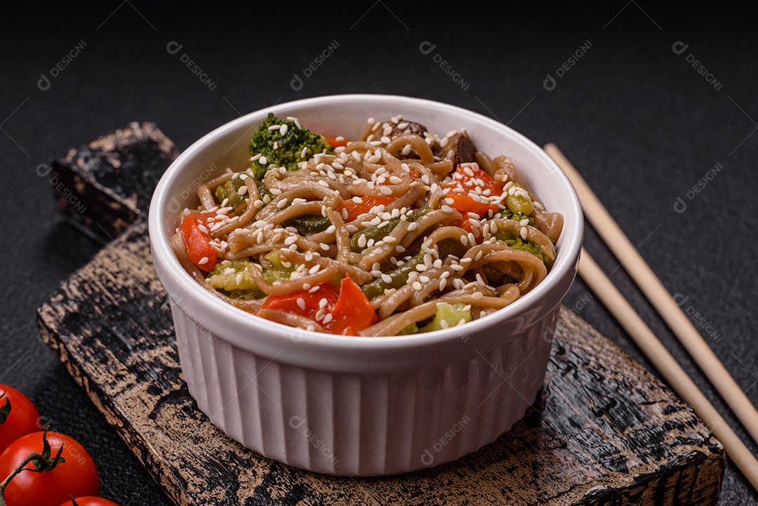 Imagem mostra um prato de noodles asiáticos, possivelmente um tipo de macarrão como Soba ou Udon, servido em uma tigela branca