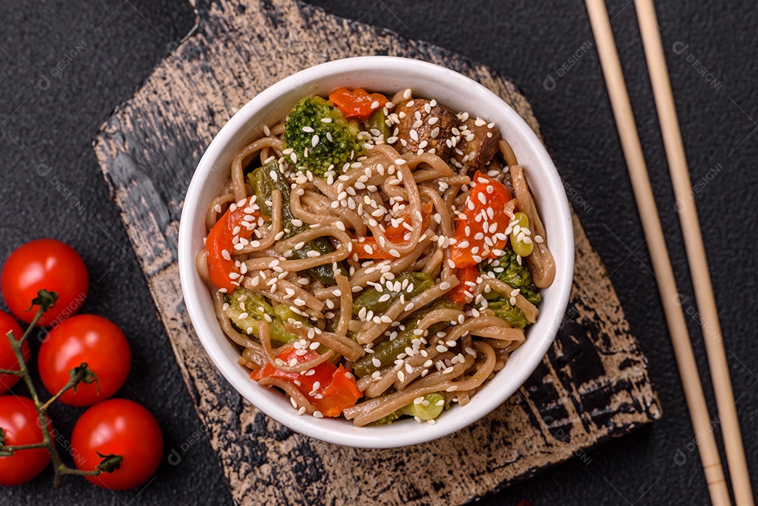 Imagem mostra um prato de noodles asiáticos, possivelmente um tipo de macarrão como Soba ou Udon, servido em uma tigela branca