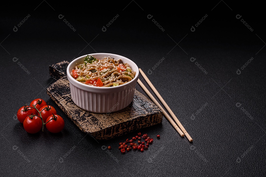 Imagem mostra um prato de noodles asiáticos, possivelmente um tipo de macarrão como Soba ou Udon, servido em uma tigela branca