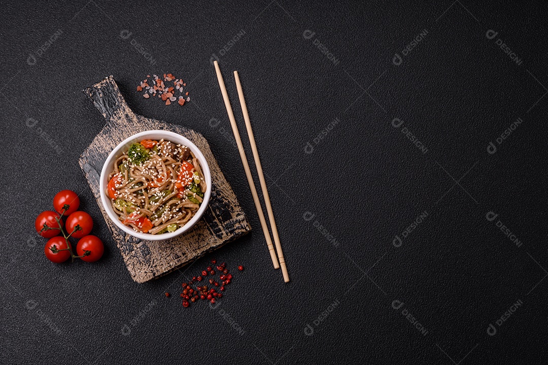 Imagem mostra um prato de noodles asiáticos, possivelmente um tipo de macarrão como Soba ou Udon, servido em uma tigela branca
