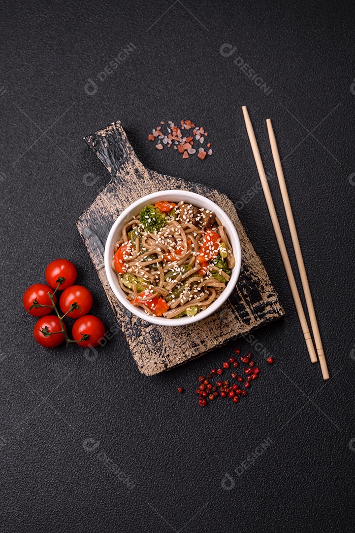 Imagem mostra um prato de noodles asiáticos, possivelmente um tipo de macarrão como Soba ou Udon, servido em uma tigela branca