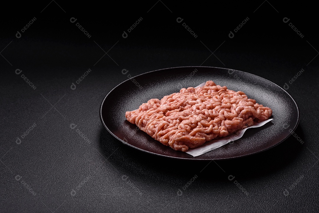 A imagem mostra carne moída, também conhecida como carne picada