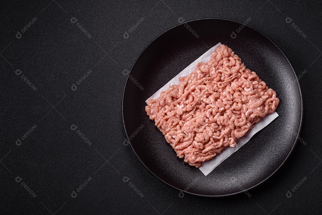 A imagem mostra carne moída, também conhecida como carne picada