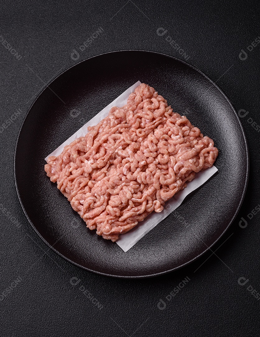 A imagem mostra carne moída, também conhecida como carne picada