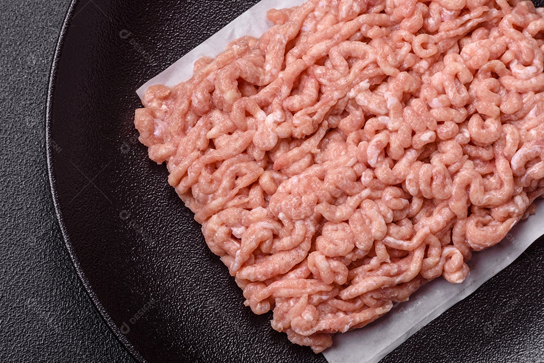 A imagem mostra carne moída, também conhecida como carne picada