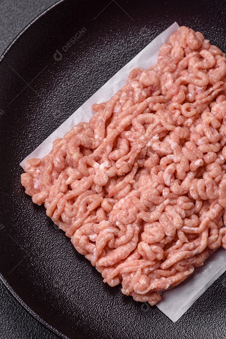 A imagem mostra carne moída, também conhecida como carne picada