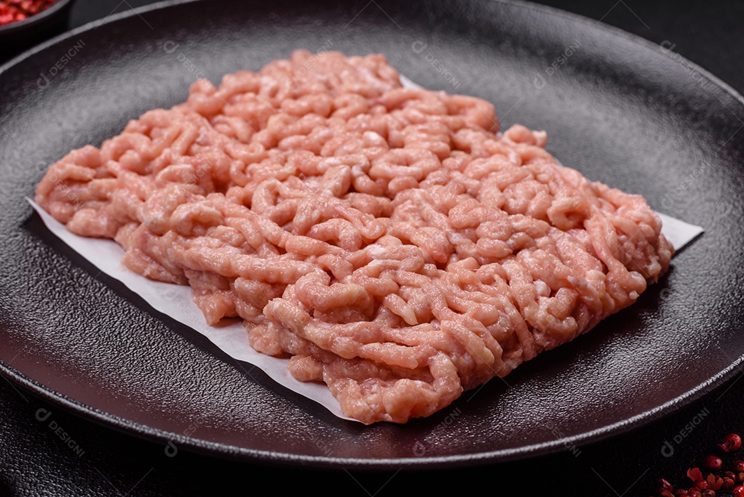 A imagem mostra carne moída, também conhecida como carne picada