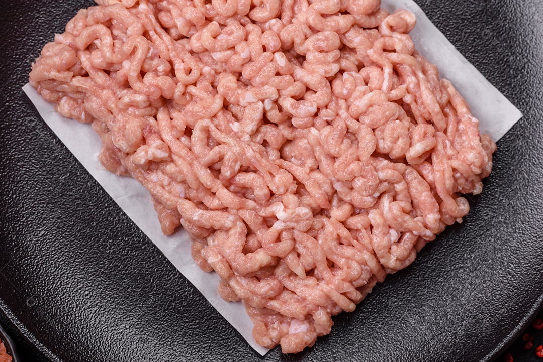 A imagem mostra carne moída, também conhecida como carne picada