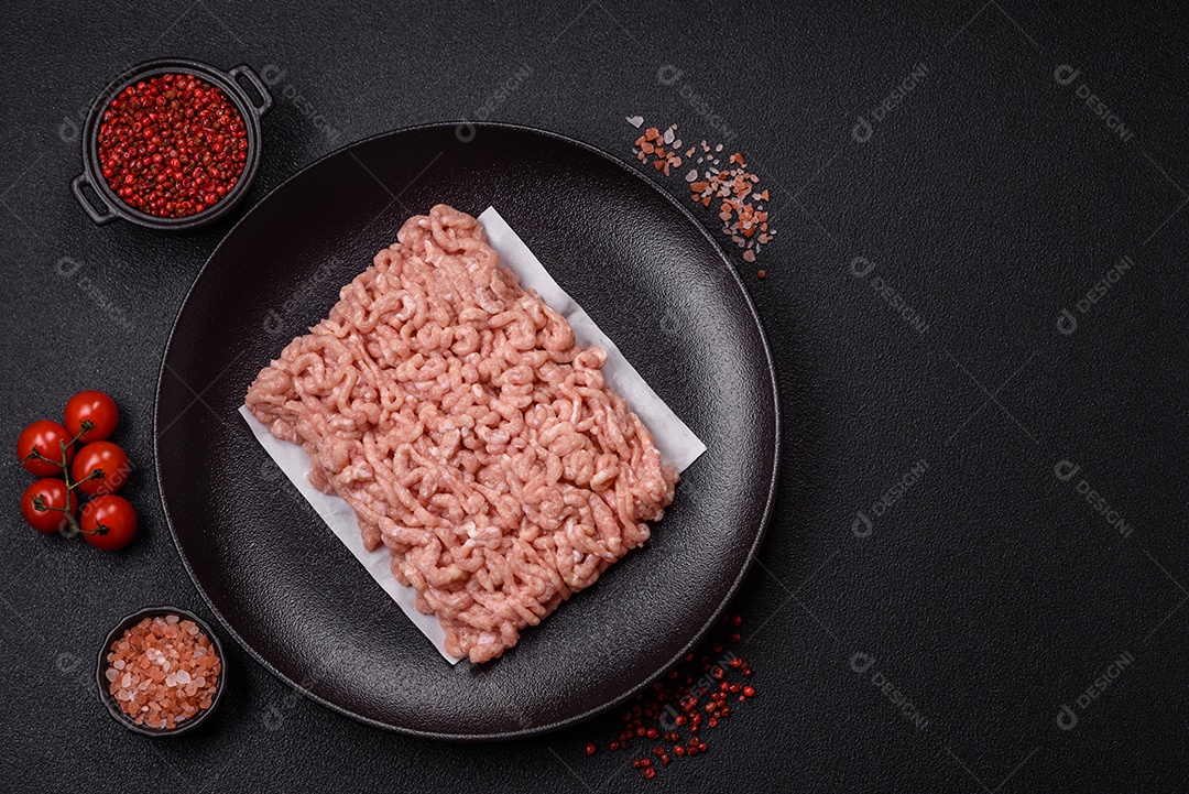 A imagem mostra carne moída, também conhecida como carne picada