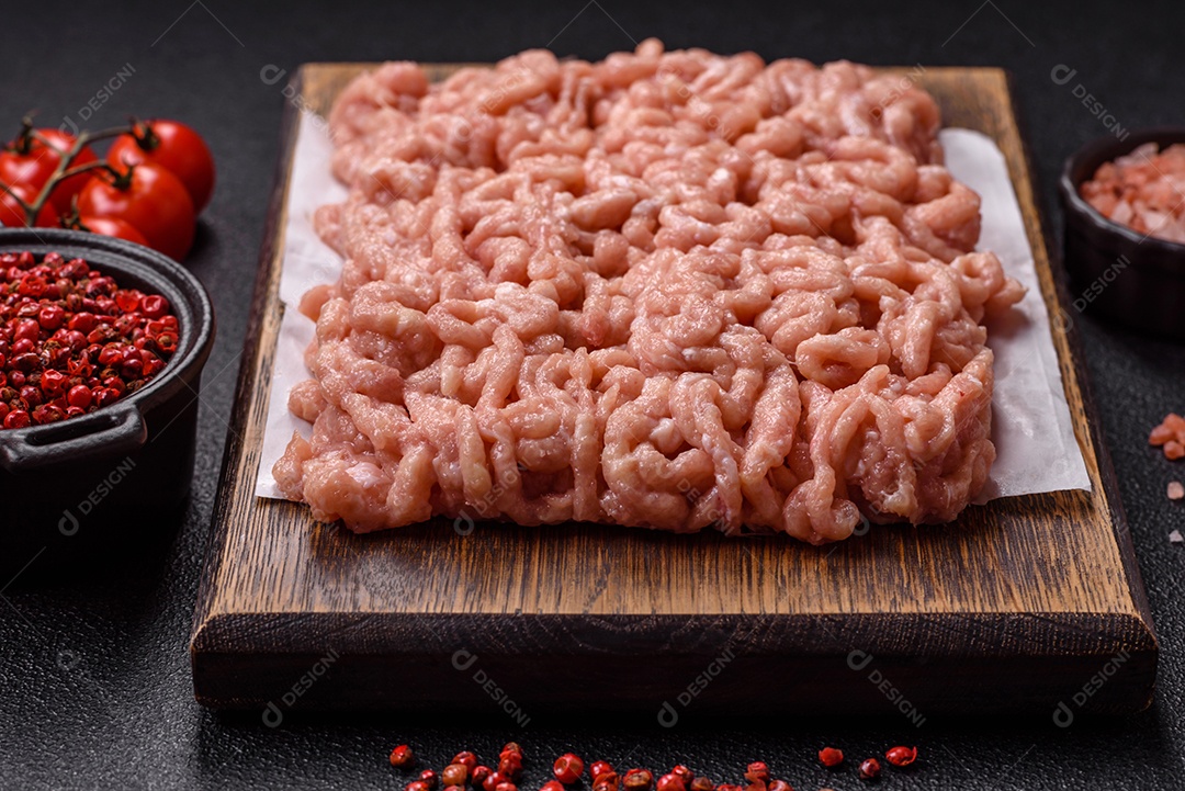 A imagem mostra carne moída, também conhecida como carne picada