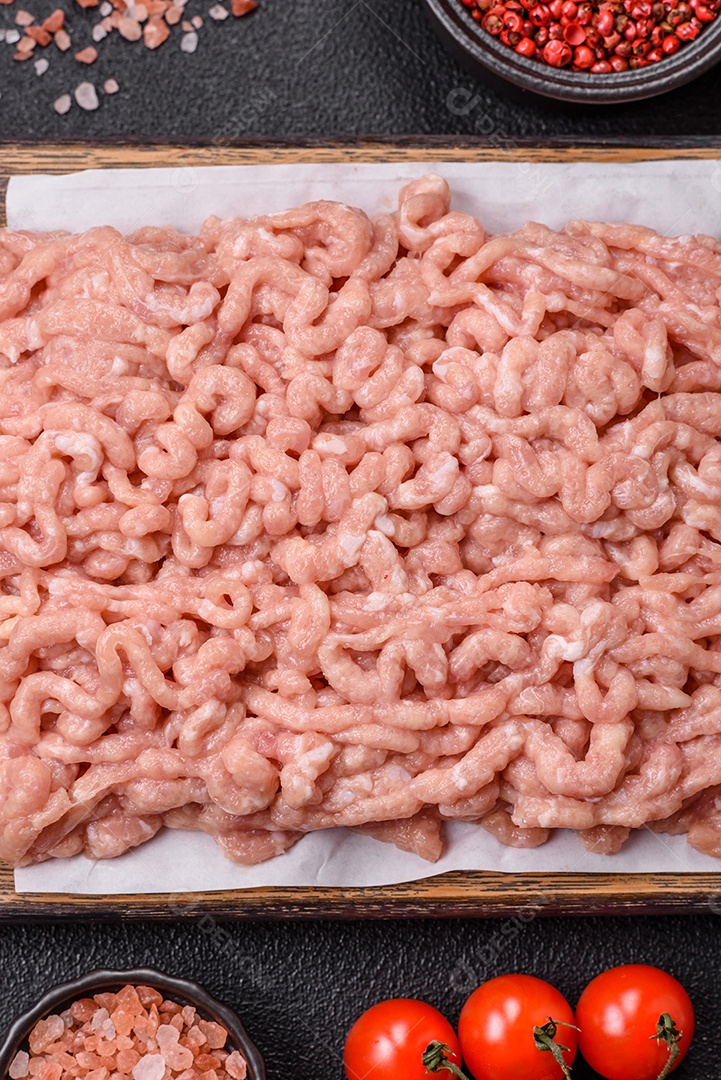 A imagem mostra carne moída, também conhecida como carne picada