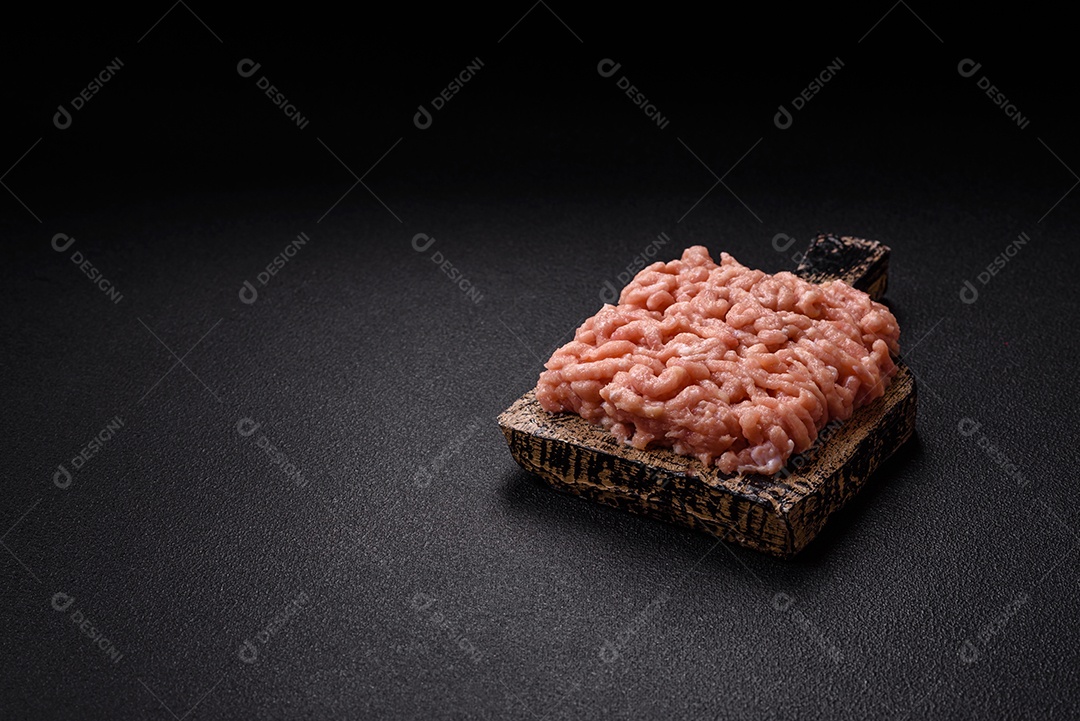 A imagem mostra carne moída, também conhecida como carne picada