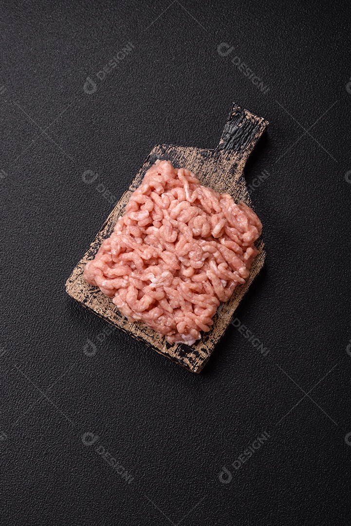 A imagem mostra carne moída, também conhecida como carne picada