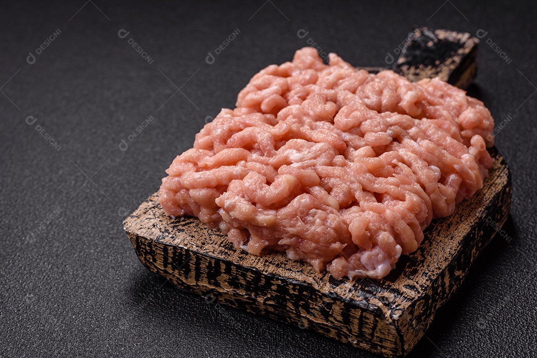 A imagem mostra carne moída, também conhecida como carne picada