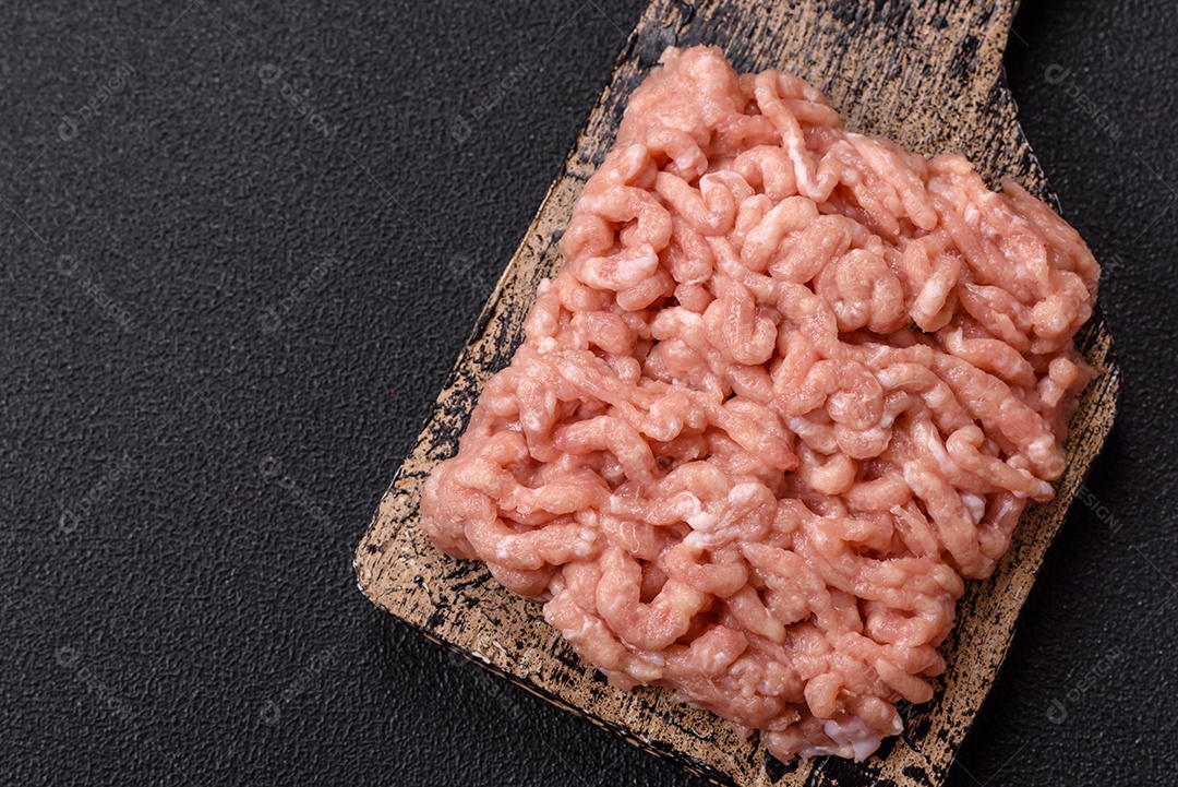 A imagem mostra carne moída, também conhecida como carne picada