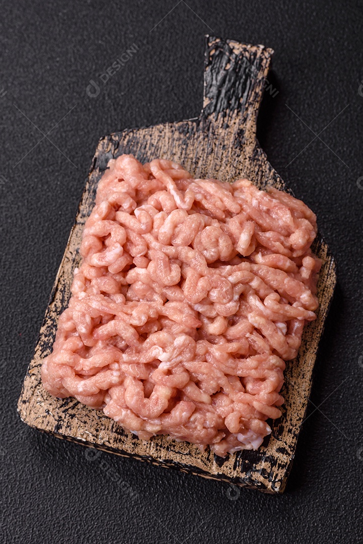 A imagem mostra carne moída, também conhecida como carne picada