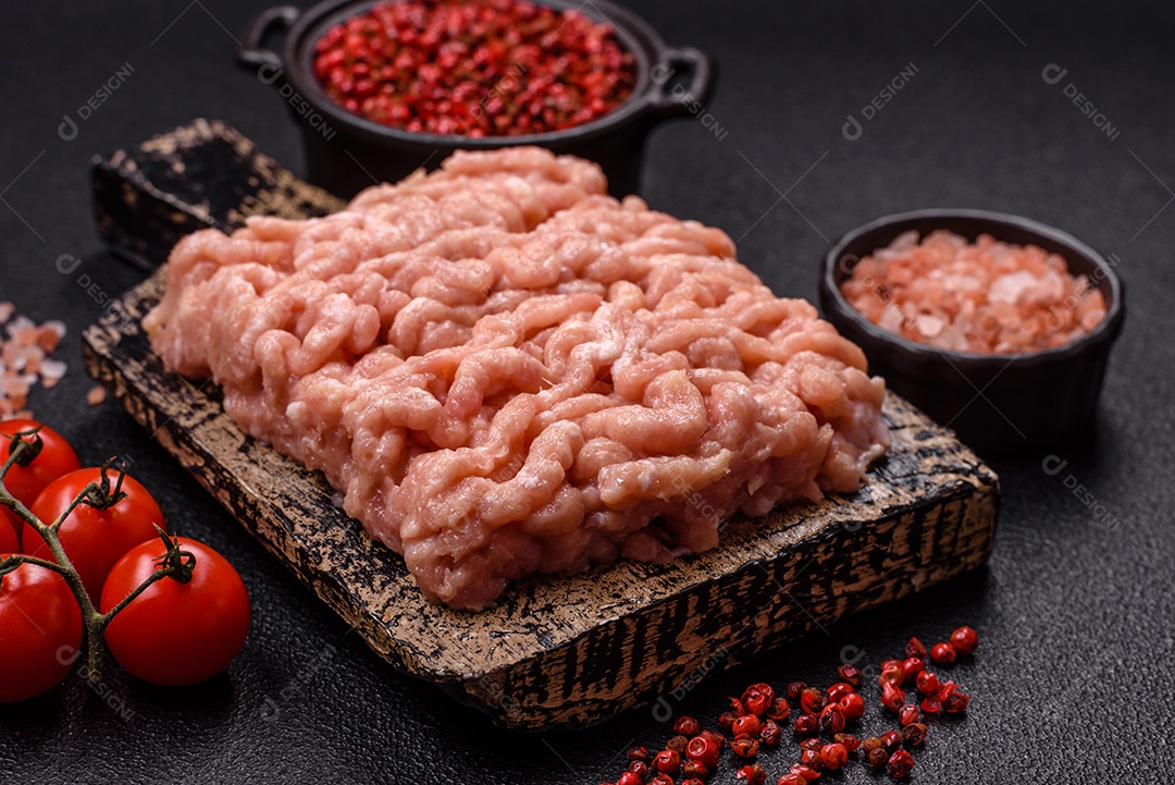 A imagem mostra carne moída, também conhecida como carne picada