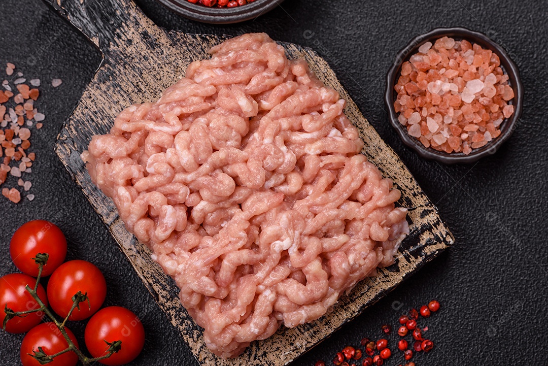 A imagem mostra carne moída, também conhecida como carne picada