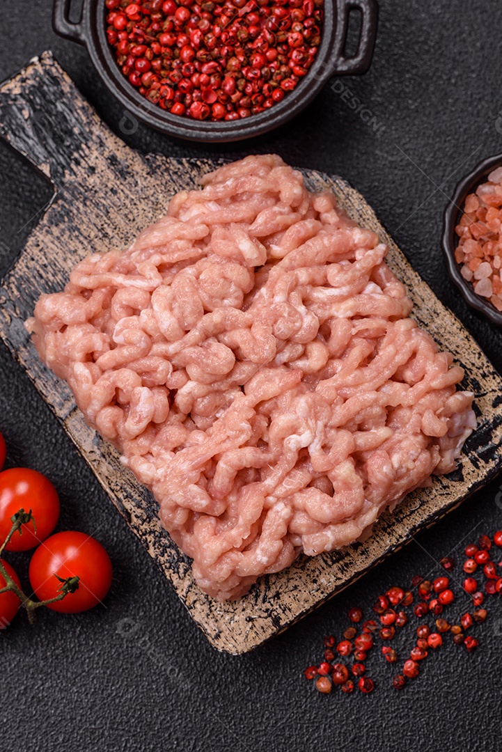 A imagem mostra carne moída, também conhecida como carne picada