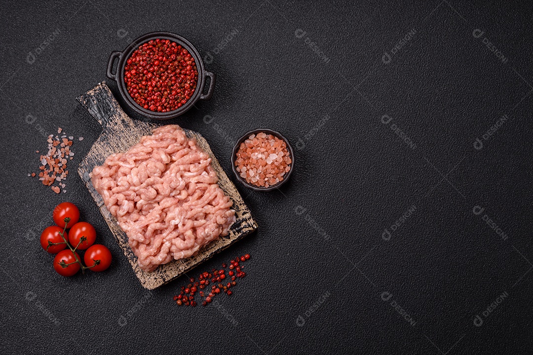 A imagem mostra carne moída, também conhecida como carne picada