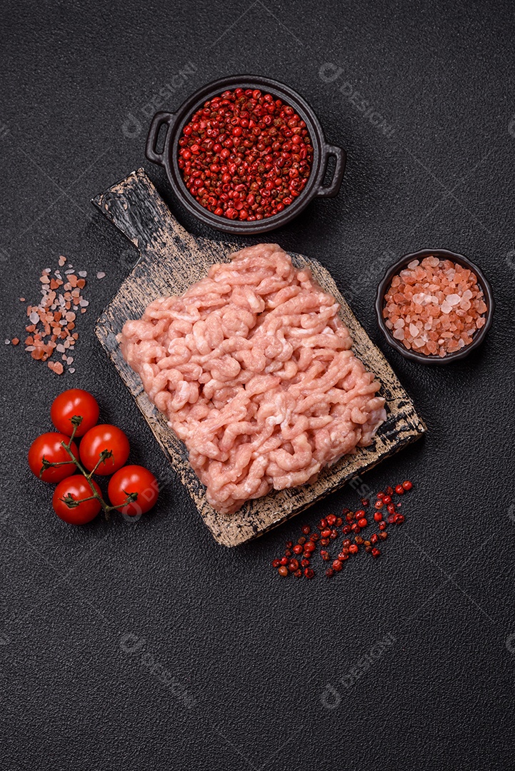 A imagem mostra carne moída, também conhecida como carne picada