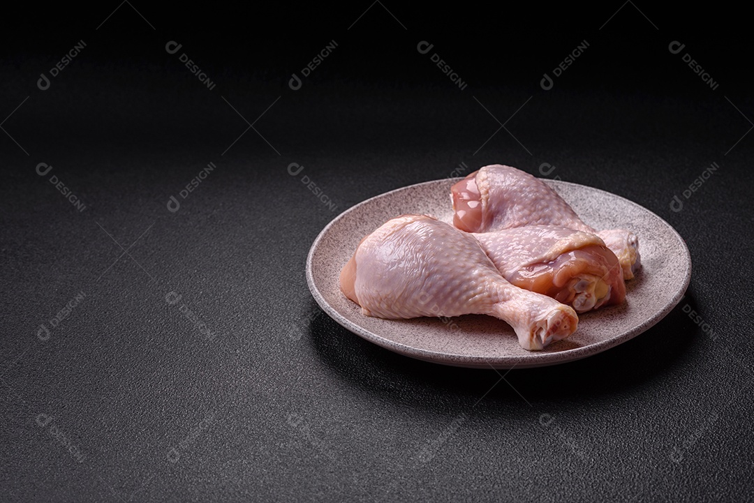 Imagem exibe sobrecoxas de frango cruas, que são a parte superior da perna da ave
