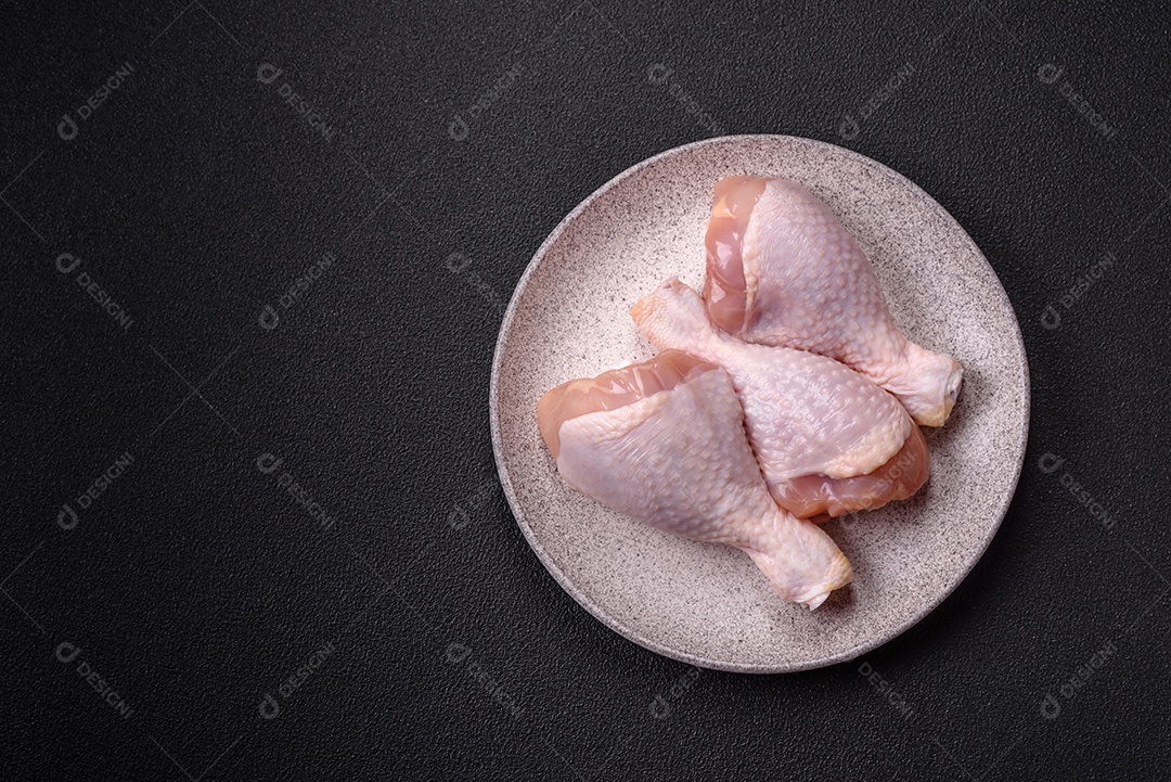 Imagem exibe sobrecoxas de frango cruas, que são a parte superior da perna da ave