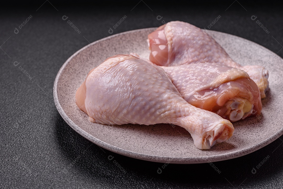 Imagem exibe sobrecoxas de frango cruas, que são a parte superior da perna da ave