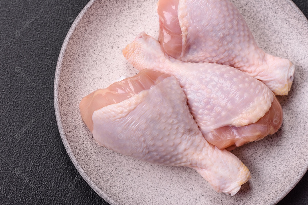 Imagem exibe sobrecoxas de frango cruas, que são a parte superior da perna da ave