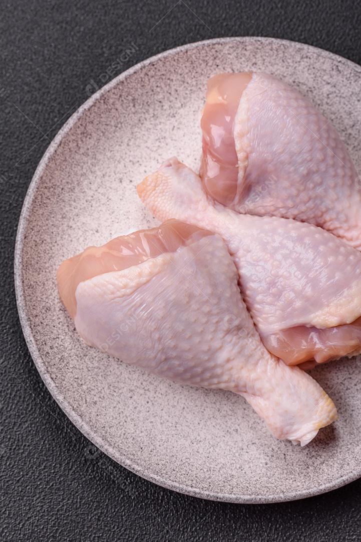 Imagem exibe sobrecoxas de frango cruas, que são a parte superior da perna da ave