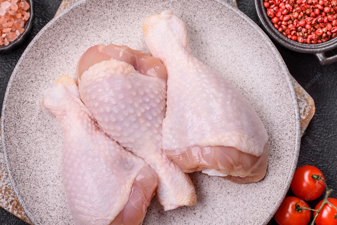 Imagem exibe sobrecoxas de frango cruas, que são a parte superior da perna da ave