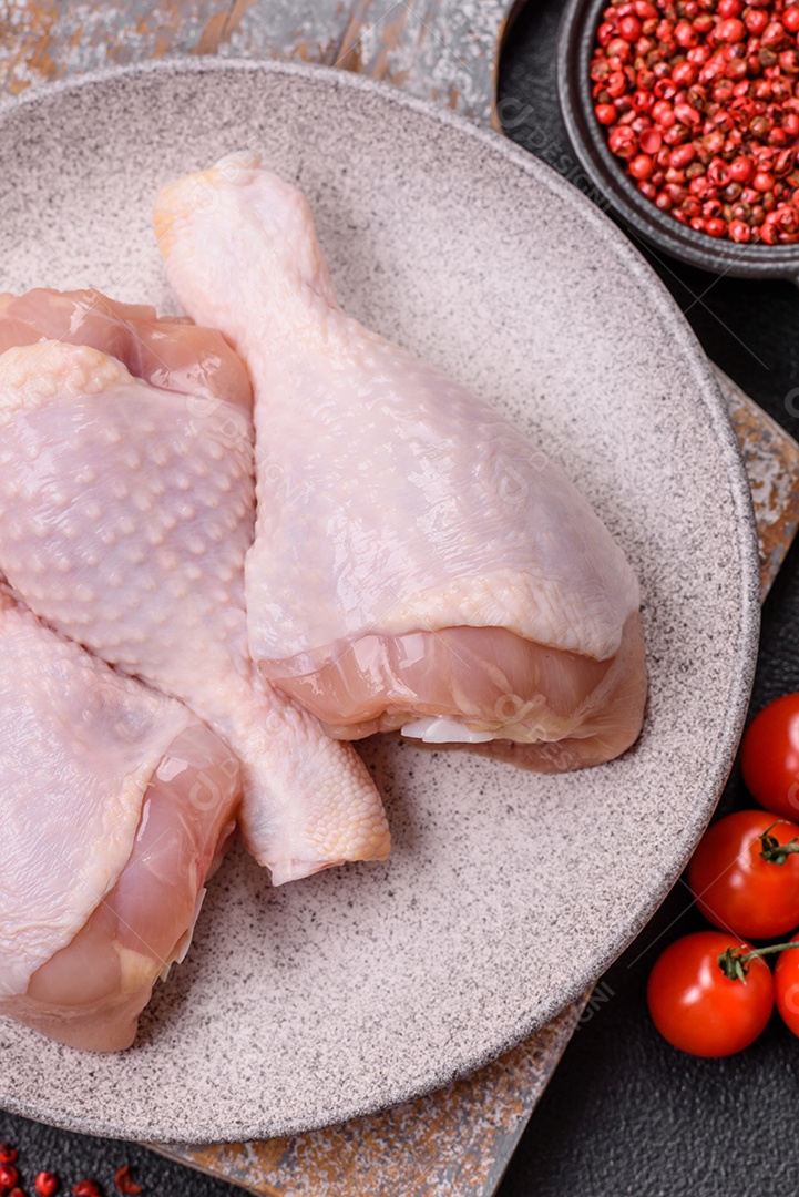 Imagem exibe sobrecoxas de frango cruas, que são a parte superior da perna da ave