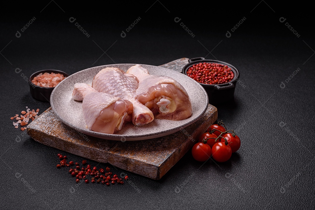 Imagem exibe sobrecoxas de frango cruas, que são a parte superior da perna da ave