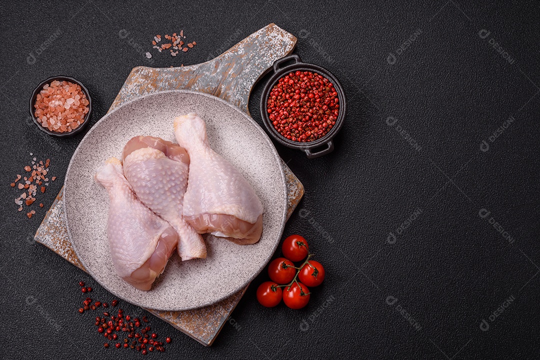 Imagem exibe sobrecoxas de frango cruas, que são a parte superior da perna da ave