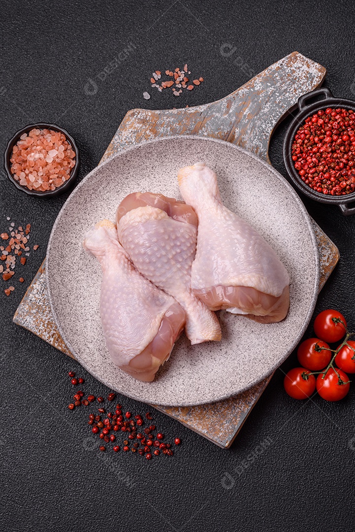 Imagem exibe sobrecoxas de frango cruas, que são a parte superior da perna da ave