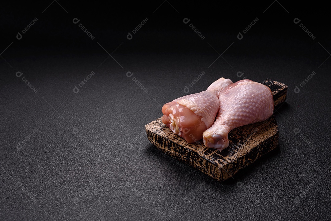 Imagem exibe sobrecoxas de frango cruas, que são a parte superior da perna da ave